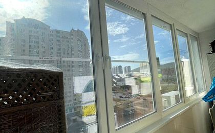 Проспект Дзержинского, остекление балкона в пол элитным  профилем Рехау 60 мм с солнцезащитными стеклопакетами.